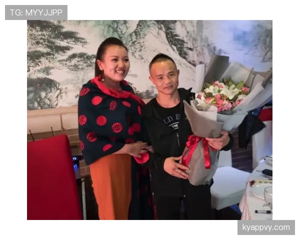 熊朝忠发张日常照我就笑场——一杯咖啡像定制珠宝，我还在喝速溶